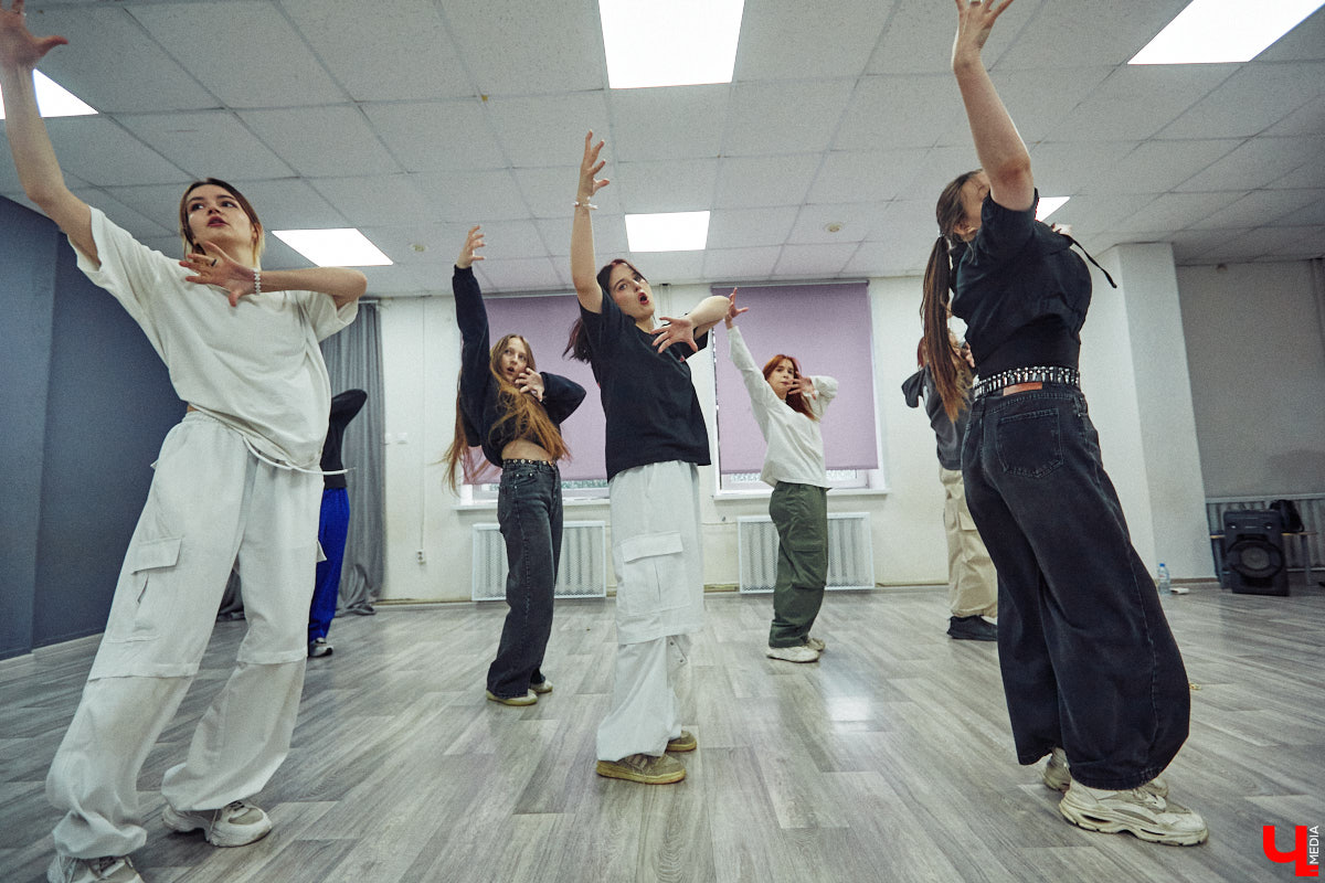 А вы видели, как танцуют азиатские артисты? Скорость, синхронизация, мощные движения, так еще и петь стараются чисто. Неудивительно, что поклонники не просто восхищаются айдолами, но и подражают им. Со временем такое увлечение превратилось в целое направление. О том, как проходят тренировки владимирских кавер-команд, — в фоторепортаже «Ключ-Медиа».