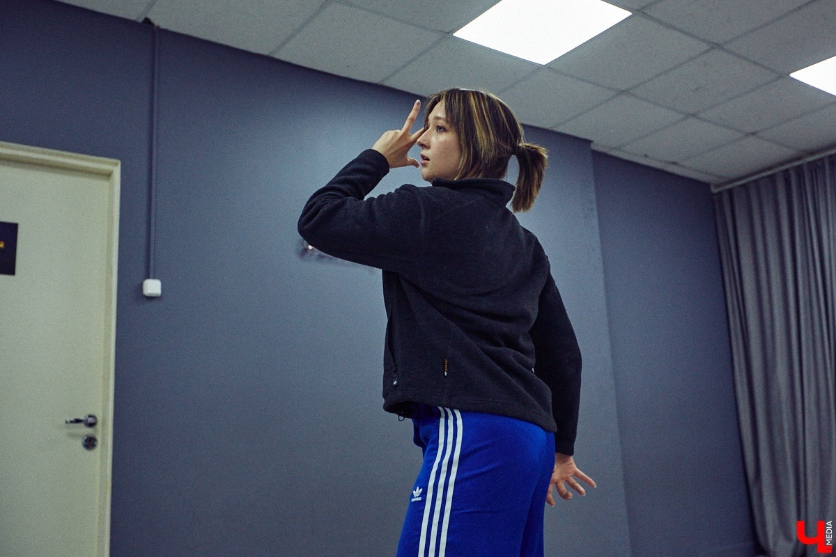 А вы видели, как танцуют азиатские артисты? Скорость, синхронизация, мощные движения, так еще и петь стараются чисто. Неудивительно, что поклонники не просто восхищаются айдолами, но и подражают им. Со временем такое увлечение превратилось в целое направление. О том, как проходят тренировки владимирских кавер-команд, — в фоторепортаже «Ключ-Медиа».