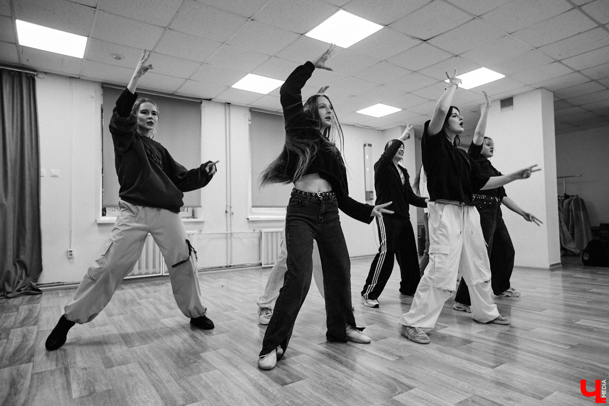 А вы видели, как танцуют азиатские артисты? Скорость, синхронизация, мощные движения, так еще и петь стараются чисто. Неудивительно, что поклонники не просто восхищаются айдолами, но и подражают им. Со временем такое увлечение превратилось в целое направление. О том, как проходят тренировки владимирских кавер-команд, — в фоторепортаже «Ключ-Медиа».