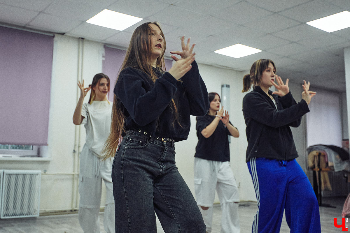 А вы видели, как танцуют азиатские артисты? Скорость, синхронизация, мощные движения, так еще и петь стараются чисто. Неудивительно, что поклонники не просто восхищаются айдолами, но и подражают им. Со временем такое увлечение превратилось в целое направление. О том, как проходят тренировки владимирских кавер-команд, — в фоторепортаже «Ключ-Медиа».