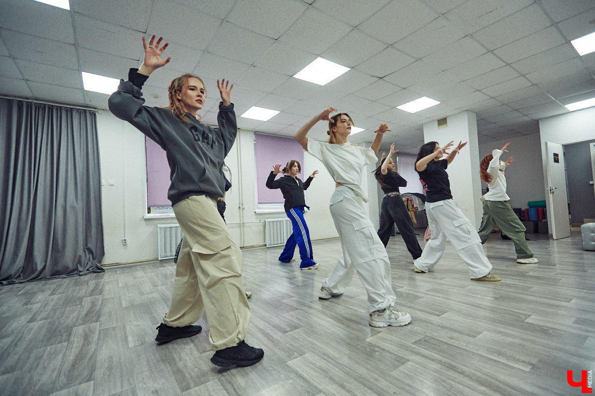 А вы видели, как танцуют азиатские артисты? Скорость, синхронизация, мощные движения, так еще и петь стараются чисто. Неудивительно, что поклонники не просто восхищаются айдолами, но и подражают им. Со временем такое увлечение превратилось в целое направление. О том, как проходят тренировки владимирских кавер-команд, — в фоторепортаже «Ключ-Медиа».