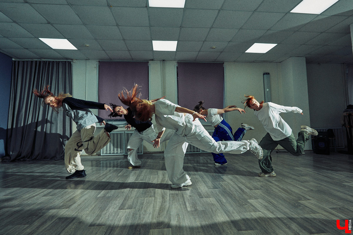 А вы видели, как танцуют азиатские артисты? Скорость, синхронизация, мощные движения, так еще и петь стараются чисто. Неудивительно, что поклонники не просто восхищаются айдолами, но и подражают им. Со временем такое увлечение превратилось в целое направление. О том, как проходят тренировки владимирских кавер-команд, — в фоторепортаже «Ключ-Медиа».