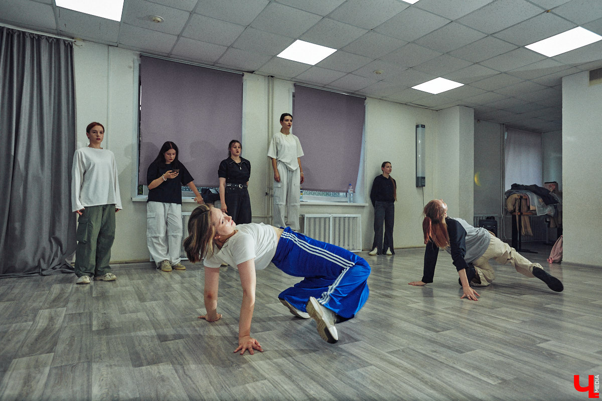 А вы видели, как танцуют азиатские артисты? Скорость, синхронизация, мощные движения, так еще и петь стараются чисто. Неудивительно, что поклонники не просто восхищаются айдолами, но и подражают им. Со временем такое увлечение превратилось в целое направление. О том, как проходят тренировки владимирских кавер-команд, — в фоторепортаже «Ключ-Медиа».