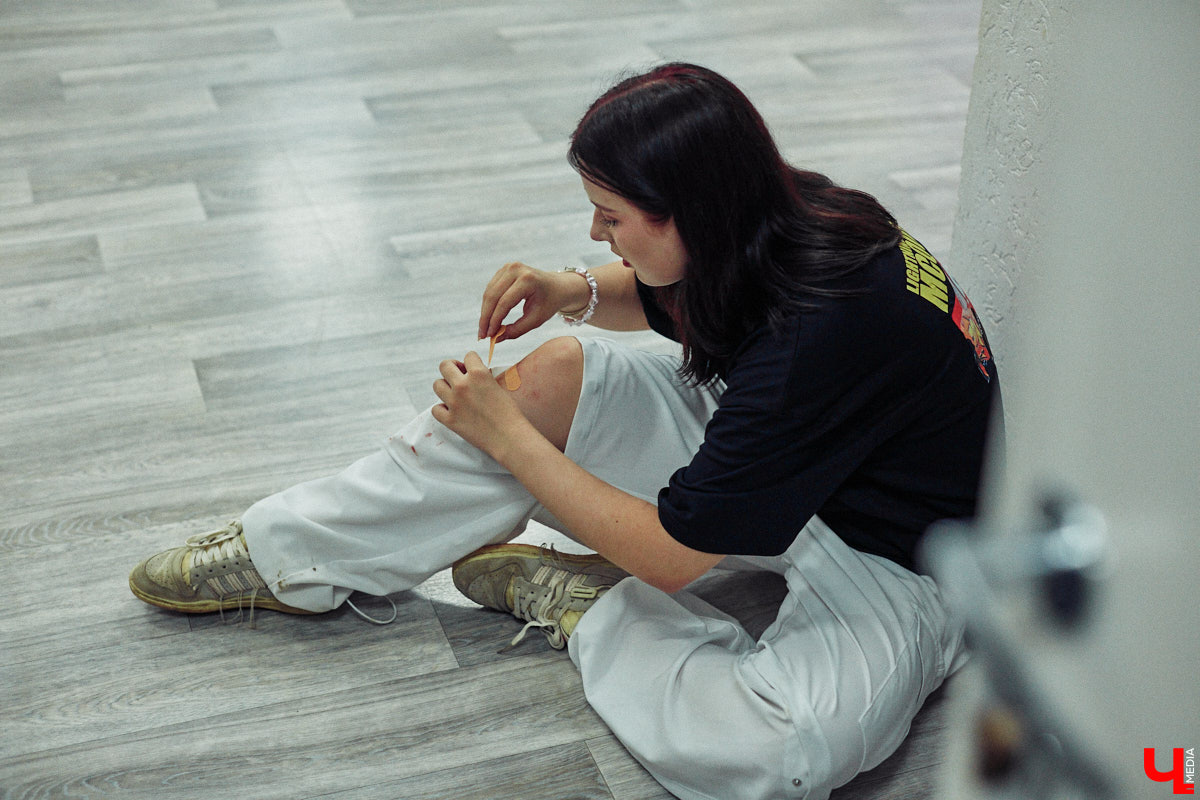 А вы видели, как танцуют азиатские артисты? Скорость, синхронизация, мощные движения, так еще и петь стараются чисто. Неудивительно, что поклонники не просто восхищаются айдолами, но и подражают им. Со временем такое увлечение превратилось в целое направление. О том, как проходят тренировки владимирских кавер-команд, — в фоторепортаже «Ключ-Медиа».