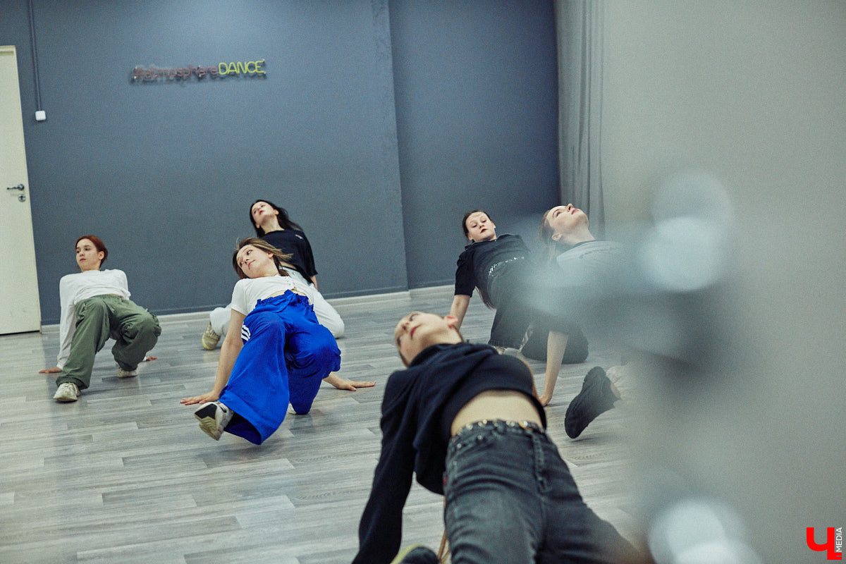 А вы видели, как танцуют азиатские артисты? Скорость, синхронизация, мощные движения, так еще и петь стараются чисто. Неудивительно, что поклонники не просто восхищаются айдолами, но и подражают им. Со временем такое увлечение превратилось в целое направление. О том, как проходят тренировки владимирских кавер-команд, — в фоторепортаже «Ключ-Медиа».