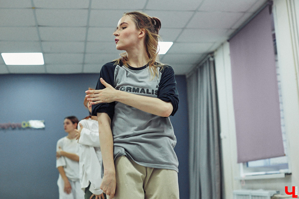 А вы видели, как танцуют азиатские артисты? Скорость, синхронизация, мощные движения, так еще и петь стараются чисто. Неудивительно, что поклонники не просто восхищаются айдолами, но и подражают им. Со временем такое увлечение превратилось в целое направление. О том, как проходят тренировки владимирских кавер-команд, — в фоторепортаже «Ключ-Медиа».