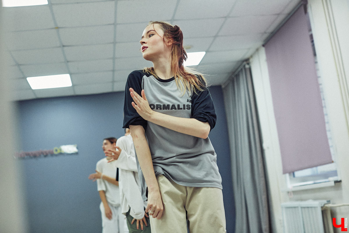 А вы видели, как танцуют азиатские артисты? Скорость, синхронизация, мощные движения, так еще и петь стараются чисто. Неудивительно, что поклонники не просто восхищаются айдолами, но и подражают им. Со временем такое увлечение превратилось в целое направление. О том, как проходят тренировки владимирских кавер-команд, — в фоторепортаже «Ключ-Медиа».