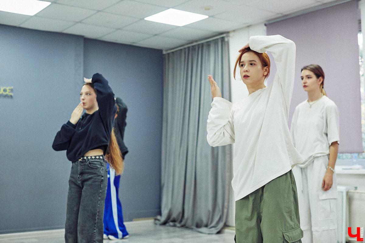 А вы видели, как танцуют азиатские артисты? Скорость, синхронизация, мощные движения, так еще и петь стараются чисто. Неудивительно, что поклонники не просто восхищаются айдолами, но и подражают им. Со временем такое увлечение превратилось в целое направление. О том, как проходят тренировки владимирских кавер-команд, — в фоторепортаже «Ключ-Медиа».