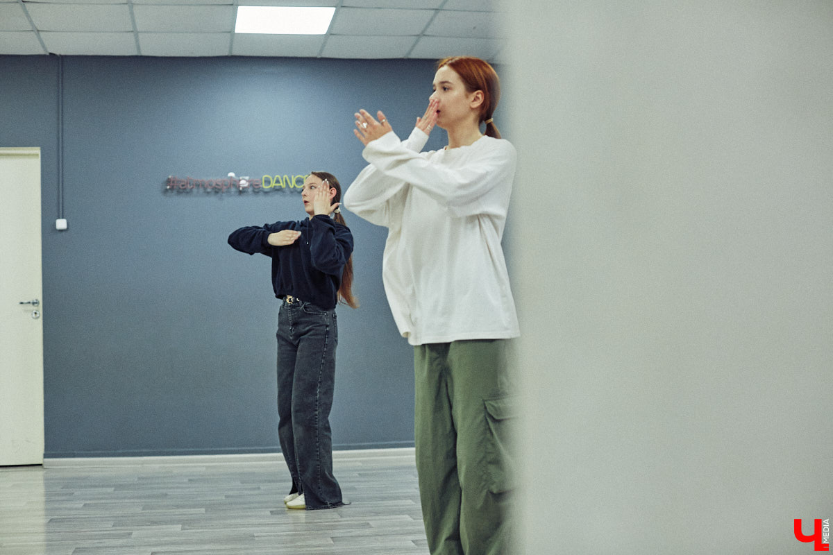 А вы видели, как танцуют азиатские артисты? Скорость, синхронизация, мощные движения, так еще и петь стараются чисто. Неудивительно, что поклонники не просто восхищаются айдолами, но и подражают им. Со временем такое увлечение превратилось в целое направление. О том, как проходят тренировки владимирских кавер-команд, — в фоторепортаже «Ключ-Медиа».