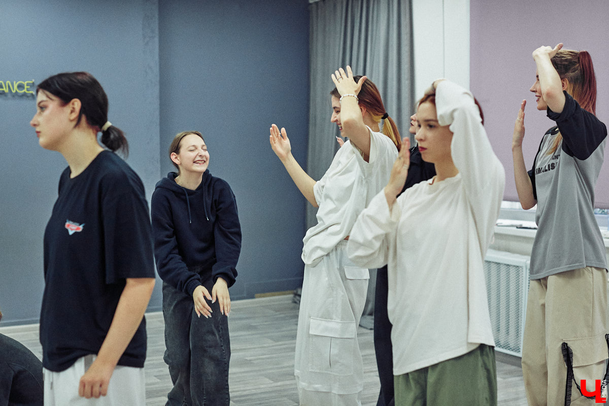 А вы видели, как танцуют азиатские артисты? Скорость, синхронизация, мощные движения, так еще и петь стараются чисто. Неудивительно, что поклонники не просто восхищаются айдолами, но и подражают им. Со временем такое увлечение превратилось в целое направление. О том, как проходят тренировки владимирских кавер-команд, — в фоторепортаже «Ключ-Медиа».