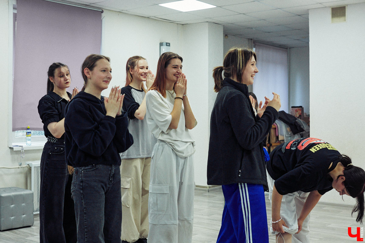 А вы видели, как танцуют азиатские артисты? Скорость, синхронизация, мощные движения, так еще и петь стараются чисто. Неудивительно, что поклонники не просто восхищаются айдолами, но и подражают им. Со временем такое увлечение превратилось в целое направление. О том, как проходят тренировки владимирских кавер-команд, — в фоторепортаже «Ключ-Медиа».