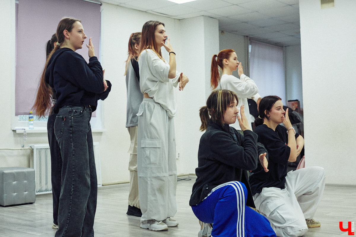 А вы видели, как танцуют азиатские артисты? Скорость, синхронизация, мощные движения, так еще и петь стараются чисто. Неудивительно, что поклонники не просто восхищаются айдолами, но и подражают им. Со временем такое увлечение превратилось в целое направление. О том, как проходят тренировки владимирских кавер-команд, — в фоторепортаже «Ключ-Медиа».