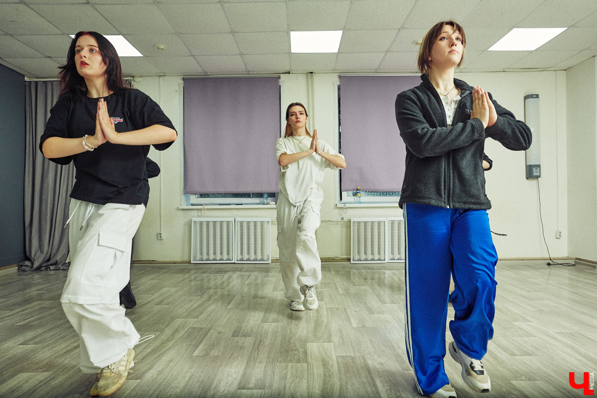 А вы видели, как танцуют азиатские артисты? Скорость, синхронизация, мощные движения, так еще и петь стараются чисто. Неудивительно, что поклонники не просто восхищаются айдолами, но и подражают им. Со временем такое увлечение превратилось в целое направление. О том, как проходят тренировки владимирских кавер-команд, — в фоторепортаже «Ключ-Медиа».