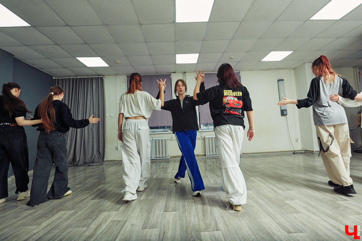 А вы видели, как танцуют азиатские артисты? Скорость, синхронизация, мощные движения, так еще и петь стараются чисто. Неудивительно, что поклонники не просто восхищаются айдолами, но и подражают им. Со временем такое увлечение превратилось в целое направление. О том, как проходят тренировки владимирских кавер-команд, — в фоторепортаже «Ключ-Медиа».