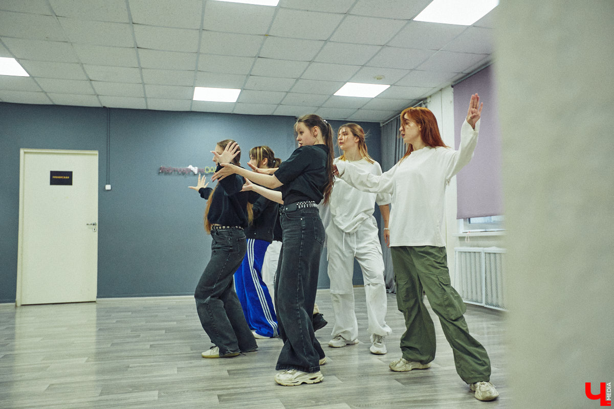 А вы видели, как танцуют азиатские артисты? Скорость, синхронизация, мощные движения, так еще и петь стараются чисто. Неудивительно, что поклонники не просто восхищаются айдолами, но и подражают им. Со временем такое увлечение превратилось в целое направление. О том, как проходят тренировки владимирских кавер-команд, — в фоторепортаже «Ключ-Медиа».