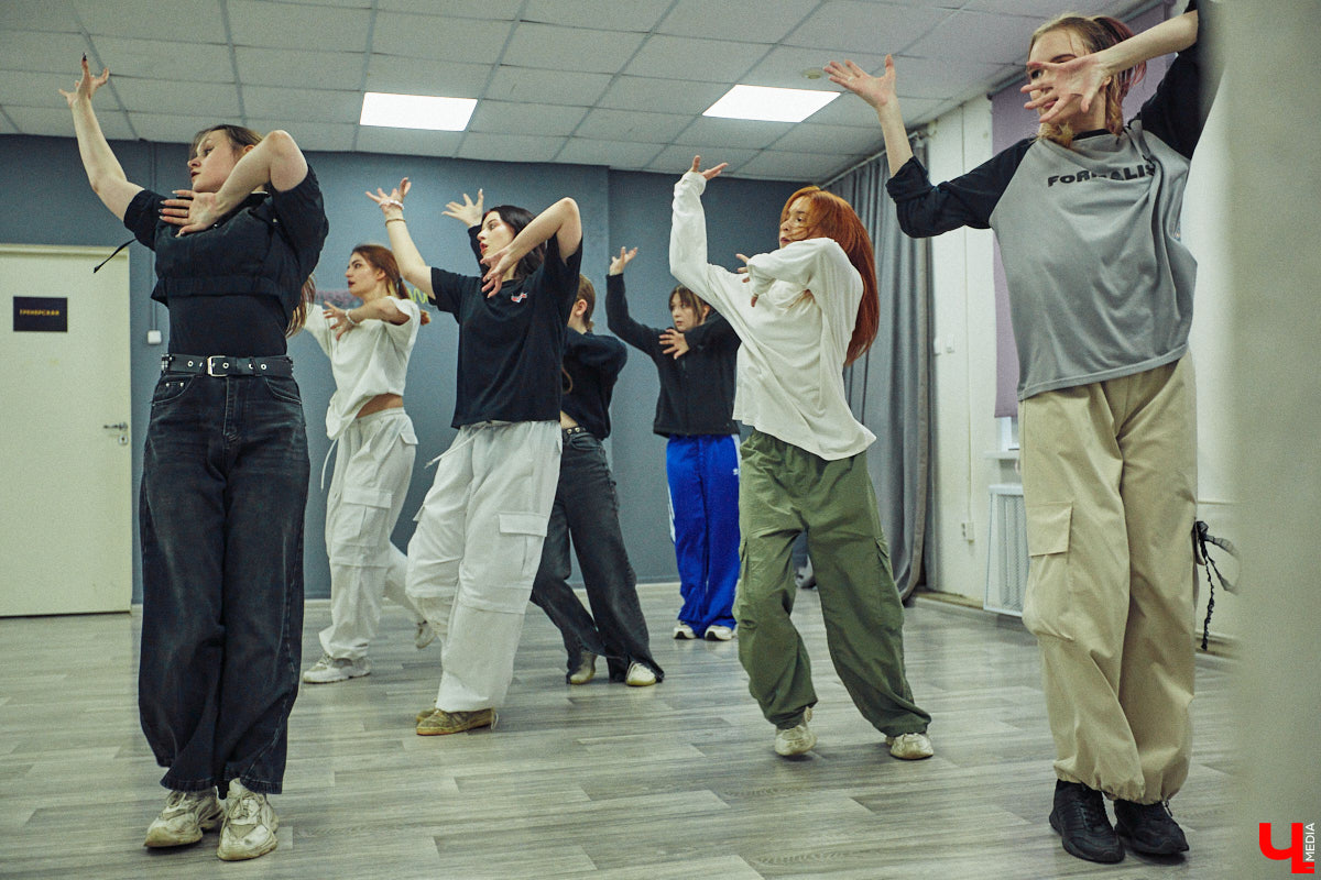 А вы видели, как танцуют азиатские артисты? Скорость, синхронизация, мощные движения, так еще и петь стараются чисто. Неудивительно, что поклонники не просто восхищаются айдолами, но и подражают им. Со временем такое увлечение превратилось в целое направление. О том, как проходят тренировки владимирских кавер-команд, — в фоторепортаже «Ключ-Медиа».