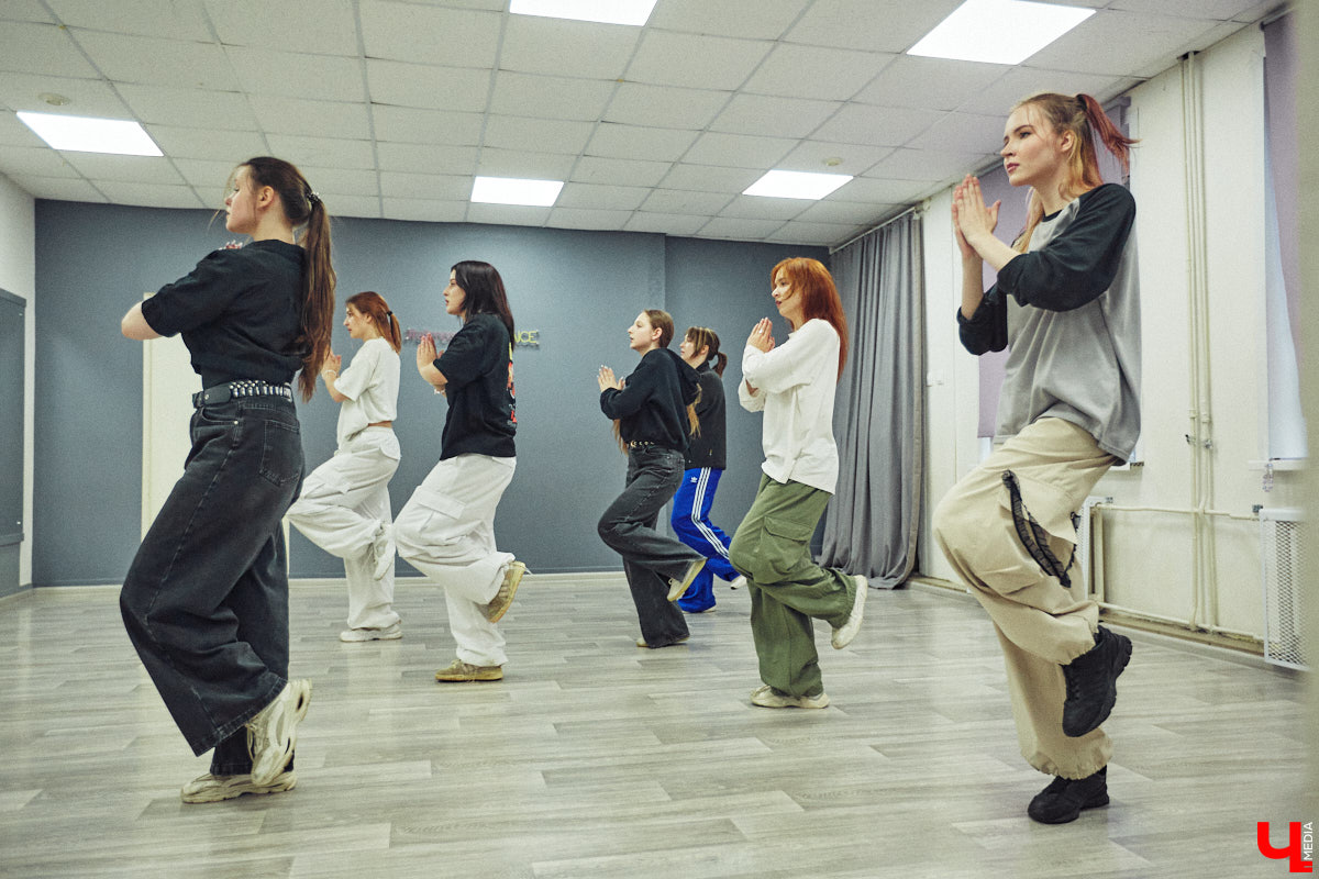 А вы видели, как танцуют азиатские артисты? Скорость, синхронизация, мощные движения, так еще и петь стараются чисто. Неудивительно, что поклонники не просто восхищаются айдолами, но и подражают им. Со временем такое увлечение превратилось в целое направление. О том, как проходят тренировки владимирских кавер-команд, — в фоторепортаже «Ключ-Медиа».