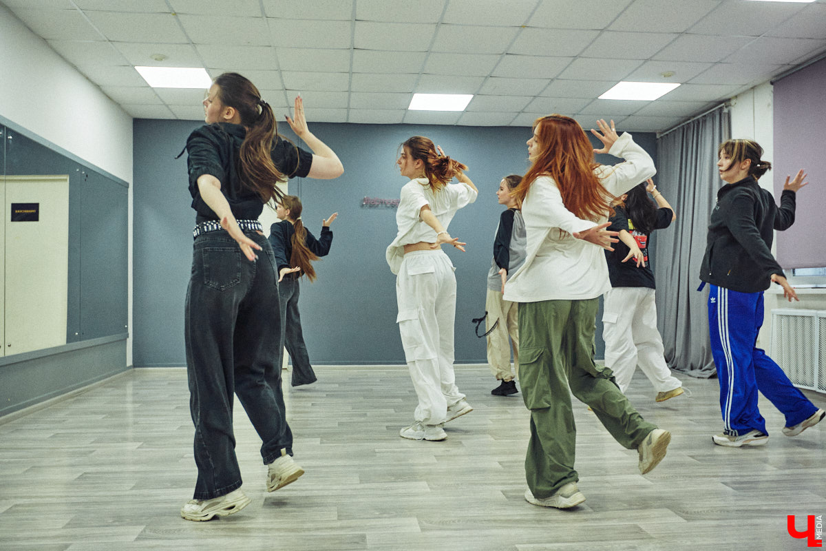 А вы видели, как танцуют азиатские артисты? Скорость, синхронизация, мощные движения, так еще и петь стараются чисто. Неудивительно, что поклонники не просто восхищаются айдолами, но и подражают им. Со временем такое увлечение превратилось в целое направление. О том, как проходят тренировки владимирских кавер-команд, — в фоторепортаже «Ключ-Медиа».