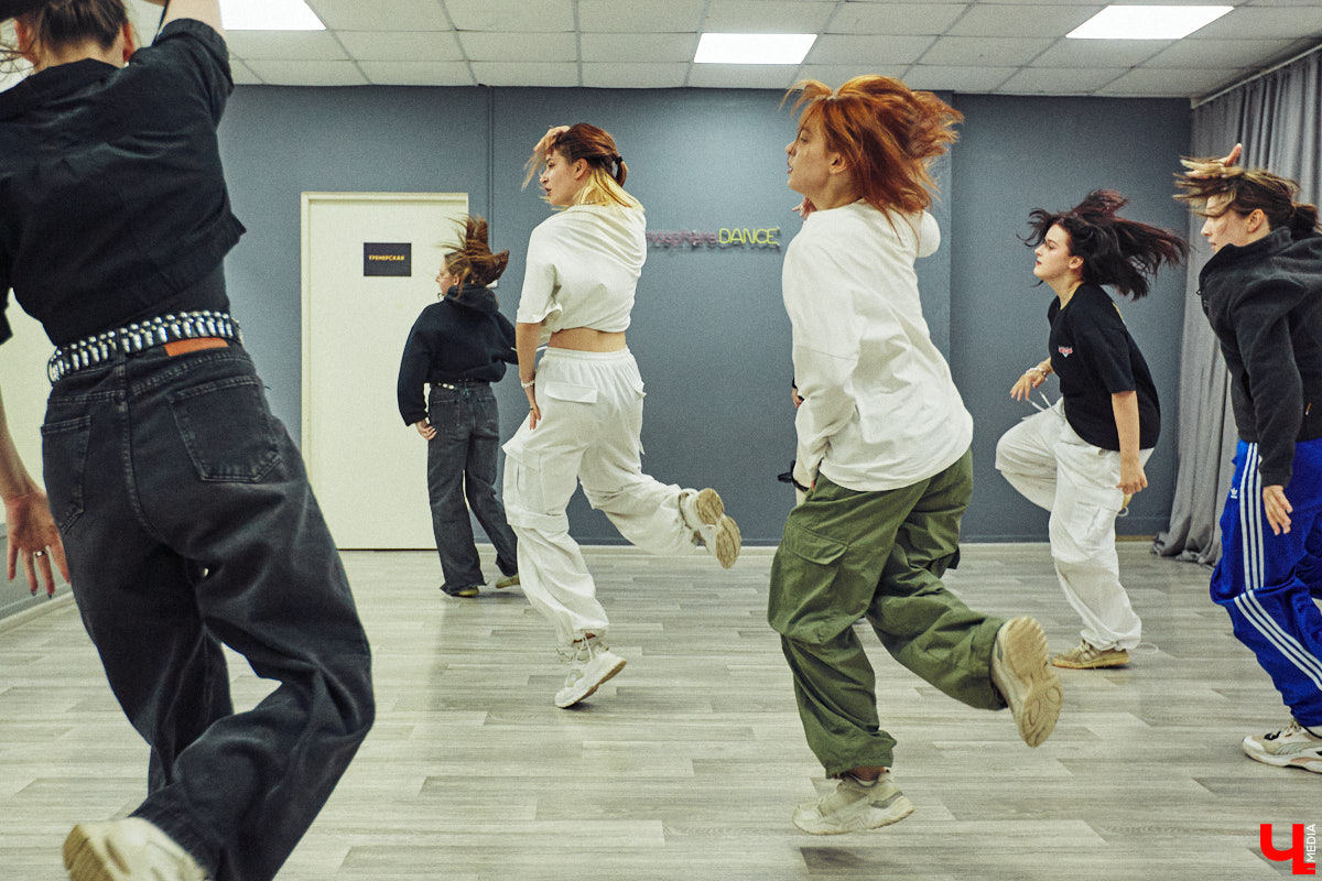 А вы видели, как танцуют азиатские артисты? Скорость, синхронизация, мощные движения, так еще и петь стараются чисто. Неудивительно, что поклонники не просто восхищаются айдолами, но и подражают им. Со временем такое увлечение превратилось в целое направление. О том, как проходят тренировки владимирских кавер-команд, — в фоторепортаже «Ключ-Медиа».