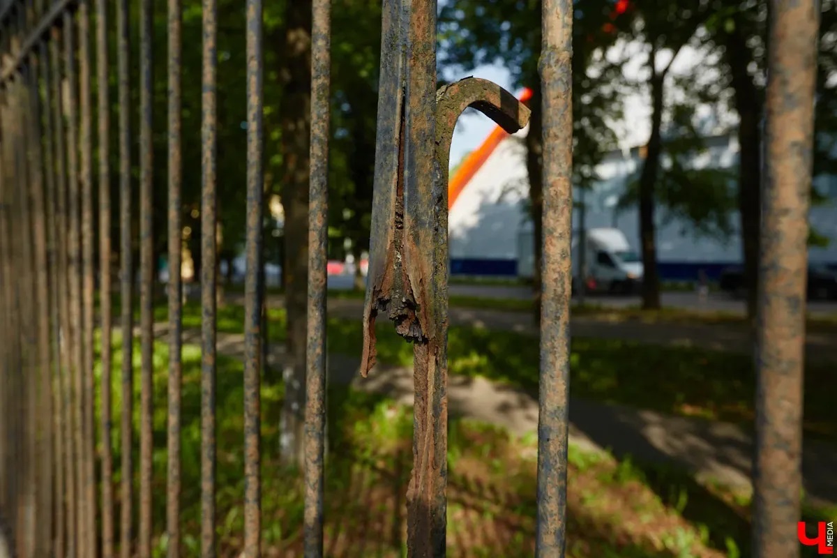 Центральный парк, как и вокзал, является лицом города. И главная зеленая площадка стремится соответствовать такому высокому статусу. Там широкие тенистые аллеи, клумбы, большой освежающий фонтан. Впрочем, если присмотреться, не все так идеально. Что же во владимирском оазисе требует внимания?