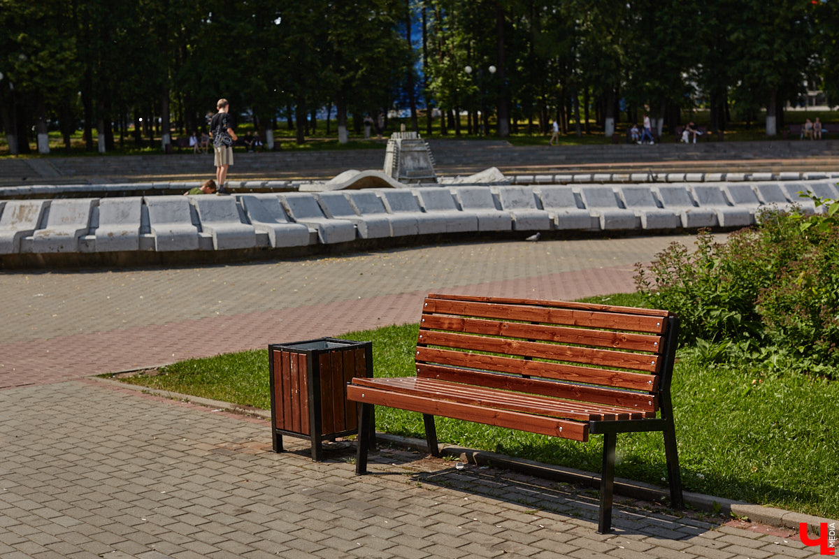 Центральный парк, как и вокзал, является лицом города. И главная зеленая площадка стремится соответствовать такому высокому статусу. Там широкие тенистые аллеи, клумбы, большой освежающий фонтан. Впрочем, если присмотреться, не все так идеально. Что же во владимирском оазисе требует внимания?