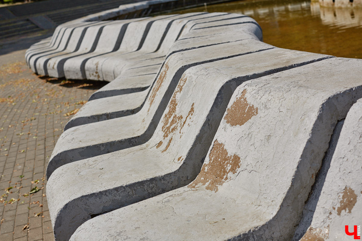 Центральный парк, как и вокзал, является лицом города. И главная зеленая площадка стремится соответствовать такому высокому статусу. Там широкие тенистые аллеи, клумбы, большой освежающий фонтан. Впрочем, если присмотреться, не все так идеально. Что же во владимирском оазисе требует внимания?