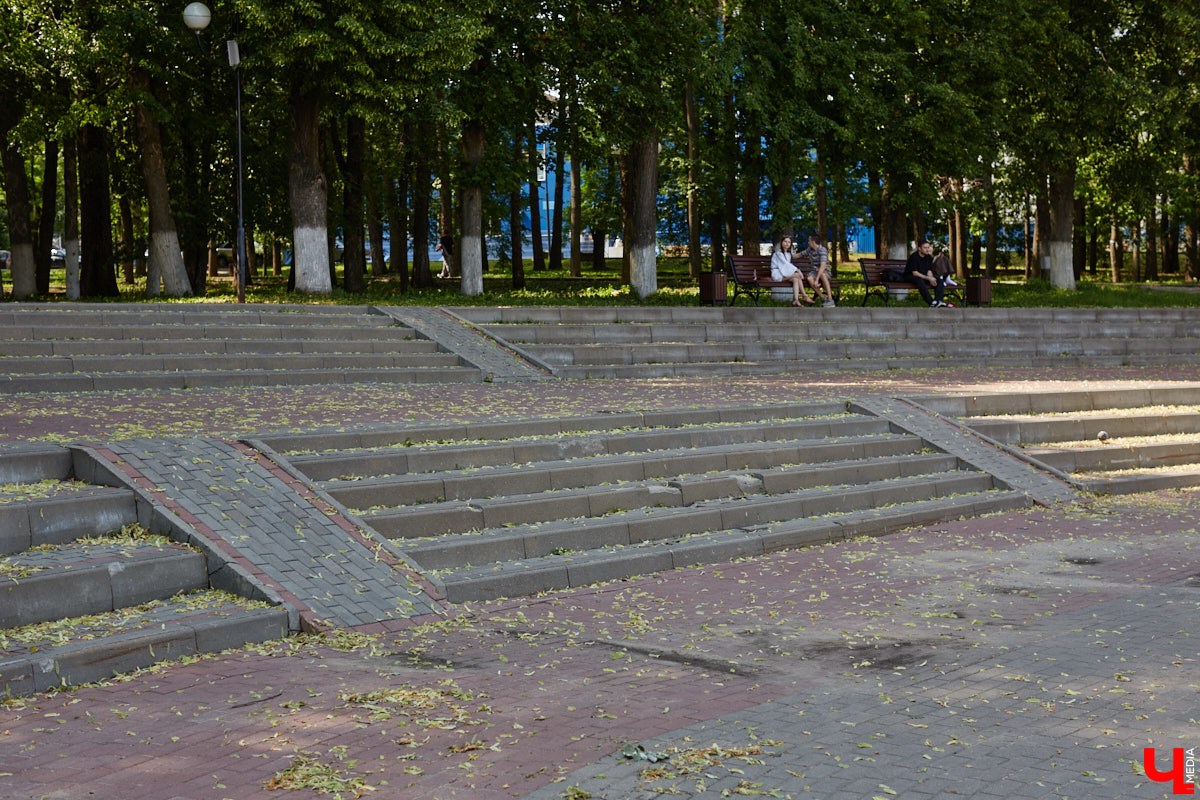 Центральный парк, как и вокзал, является лицом города. И главная зеленая площадка стремится соответствовать такому высокому статусу. Там широкие тенистые аллеи, клумбы, большой освежающий фонтан. Впрочем, если присмотреться, не все так идеально. Что же во владимирском оазисе требует внимания?