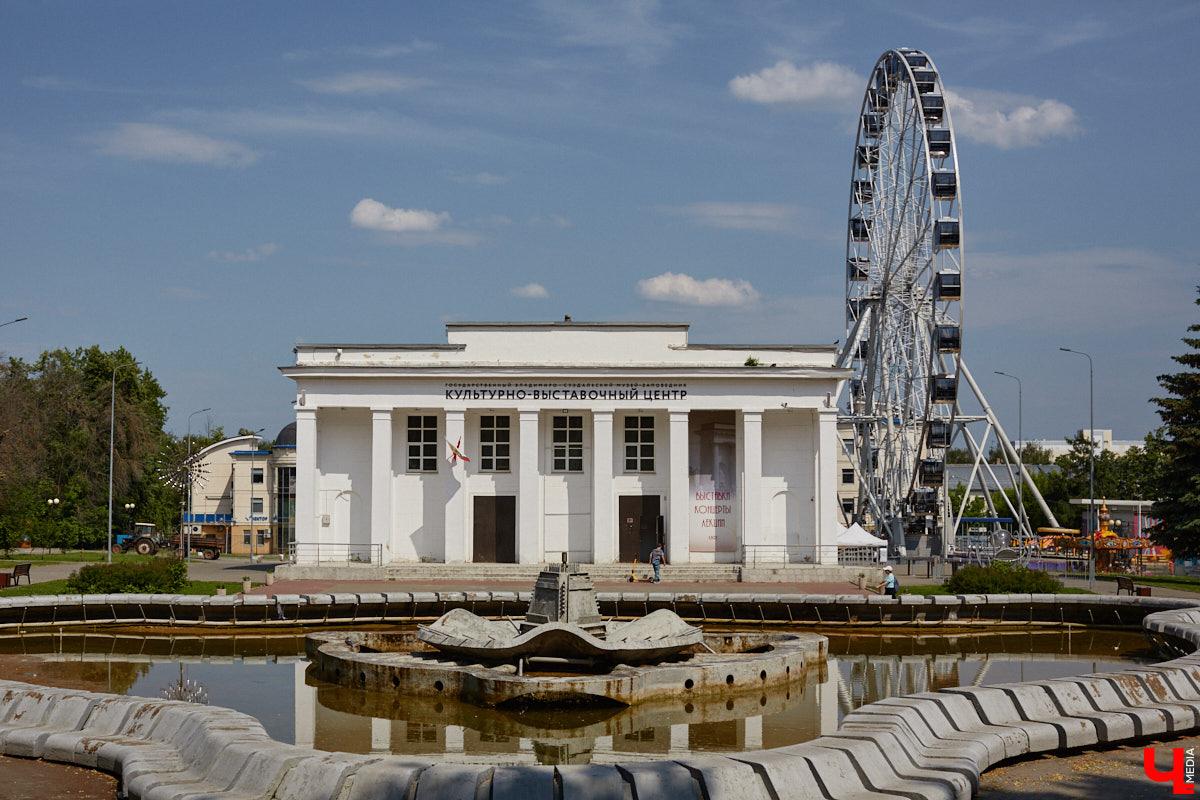Центральный парк, как и вокзал, является лицом города. И главная зеленая площадка стремится соответствовать такому высокому статусу. Там широкие тенистые аллеи, клумбы, большой освежающий фонтан. Впрочем, если присмотреться, не все так идеально. Что же во владимирском оазисе требует внимания?