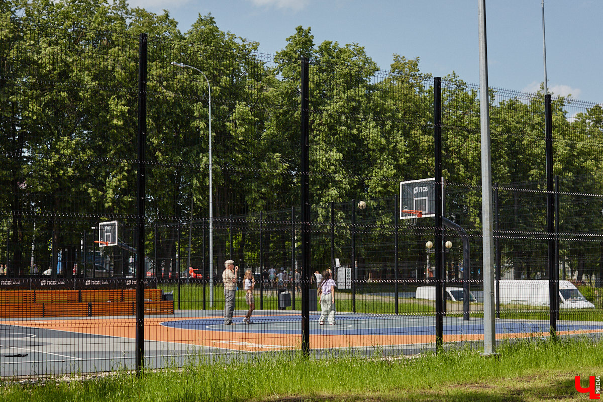 Центральный парк, как и вокзал, является лицом города. И главная зеленая площадка стремится соответствовать такому высокому статусу. Там широкие тенистые аллеи, клумбы, большой освежающий фонтан. Впрочем, если присмотреться, не все так идеально. Что же во владимирском оазисе требует внимания?