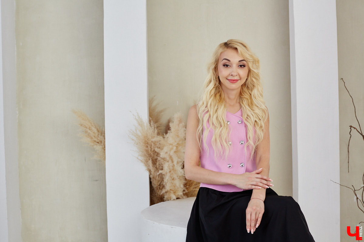 Еще недавно эта милая девушка с обворожительной улыбкой ходила в основном в джинсах и футболках. Молодой маме и начинающей бизнес-леди было не до модных платьев и каблуков. А уж мысли об участии в конкурсе красоты и вовсе не посещали ее голову! Однако настало время перемен. О произошедших с ней метаморфозах «Миссис Гранд Королевы Владимирской области» поведала «Ключ-Медиа».