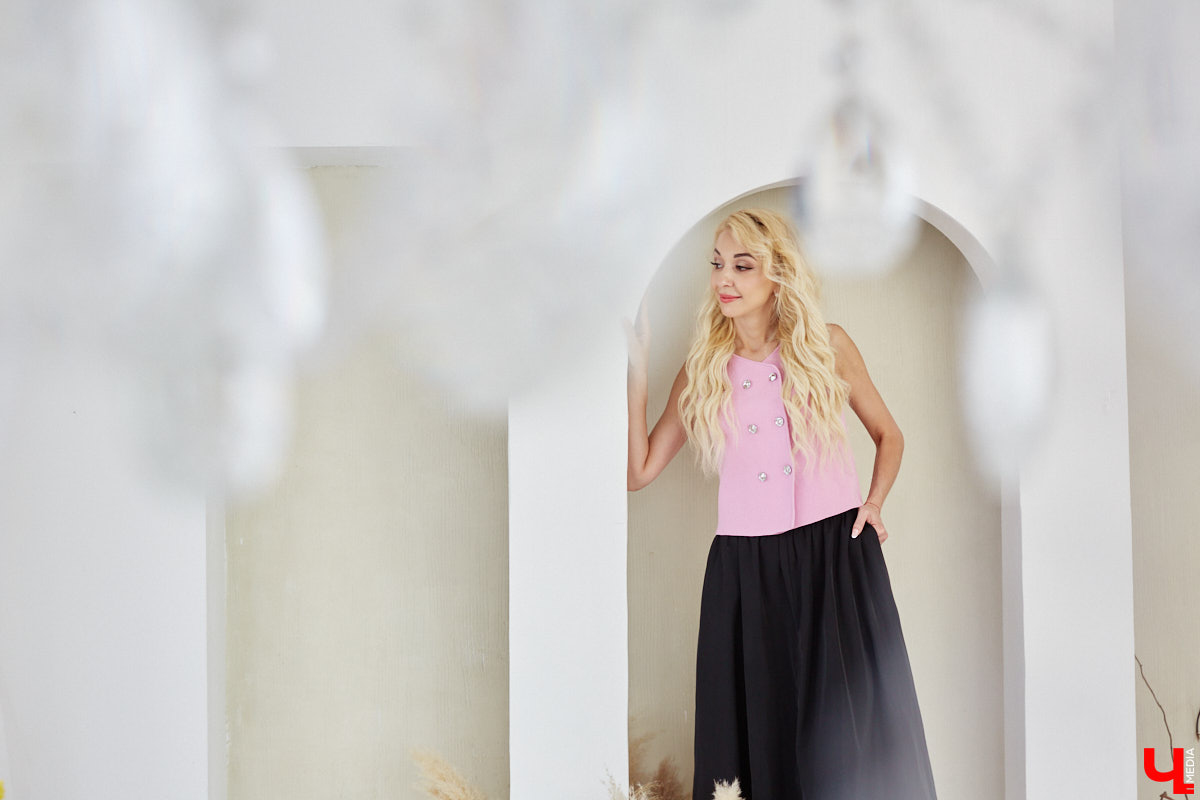 Еще недавно эта милая девушка с обворожительной улыбкой ходила в основном в джинсах и футболках. Молодой маме и начинающей бизнес-леди было не до модных платьев и каблуков. А уж мысли об участии в конкурсе красоты и вовсе не посещали ее голову! Однако настало время перемен. О произошедших с ней метаморфозах «Миссис Гранд Королевы Владимирской области» поведала «Ключ-Медиа».