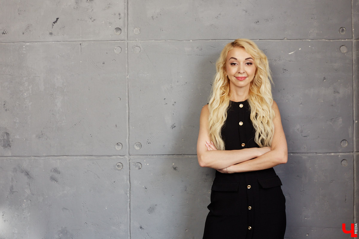 Еще недавно эта милая девушка с обворожительной улыбкой ходила в основном в джинсах и футболках. Молодой маме и начинающей бизнес-леди было не до модных платьев и каблуков. А уж мысли об участии в конкурсе красоты и вовсе не посещали ее голову! Однако настало время перемен. О произошедших с ней метаморфозах «Миссис Гранд Королевы Владимирской области» поведала «Ключ-Медиа».