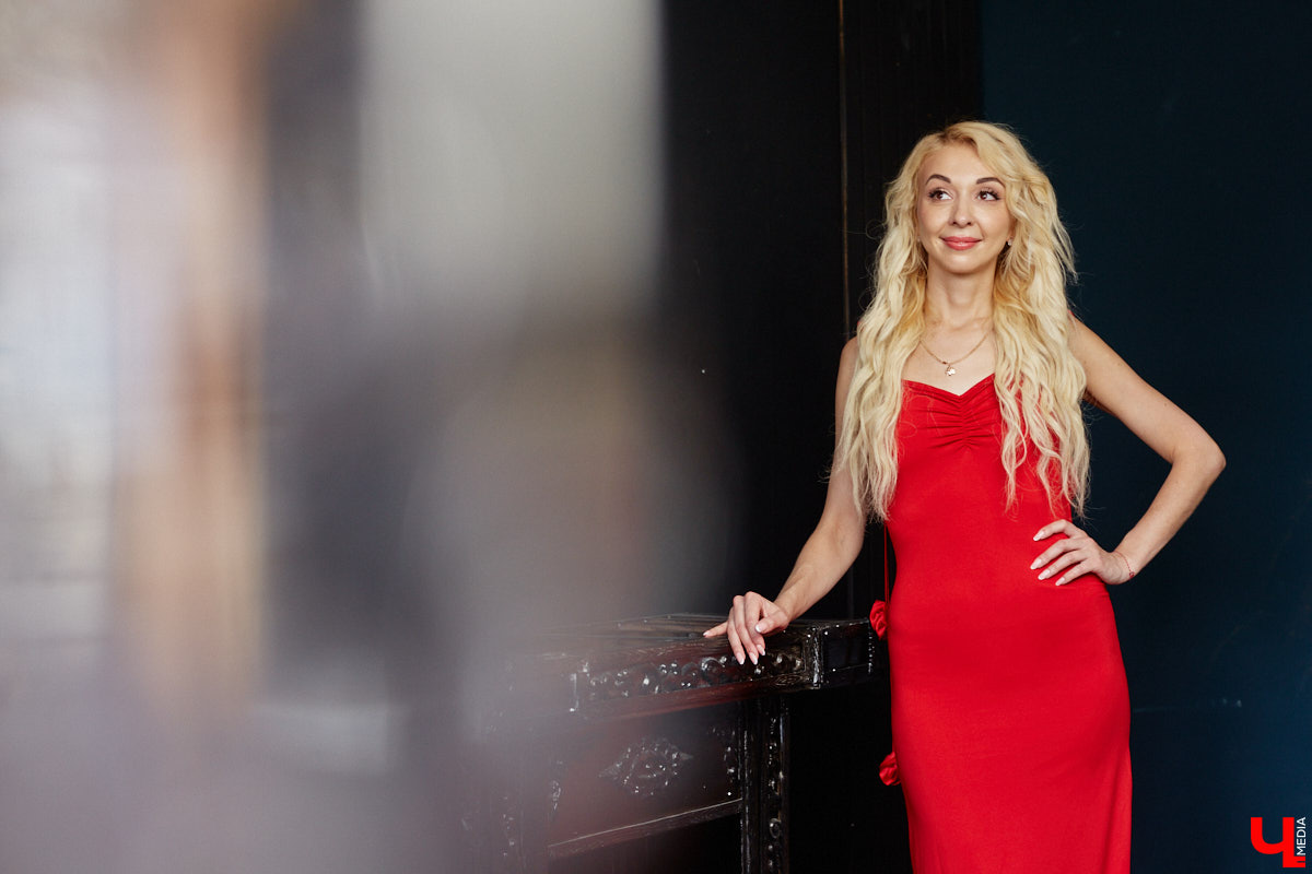 Еще недавно эта милая девушка с обворожительной улыбкой ходила в основном в джинсах и футболках. Молодой маме и начинающей бизнес-леди было не до модных платьев и каблуков. А уж мысли об участии в конкурсе красоты и вовсе не посещали ее голову! Однако настало время перемен. О произошедших с ней метаморфозах «Миссис Гранд Королевы Владимирской области» поведала «Ключ-Медиа».