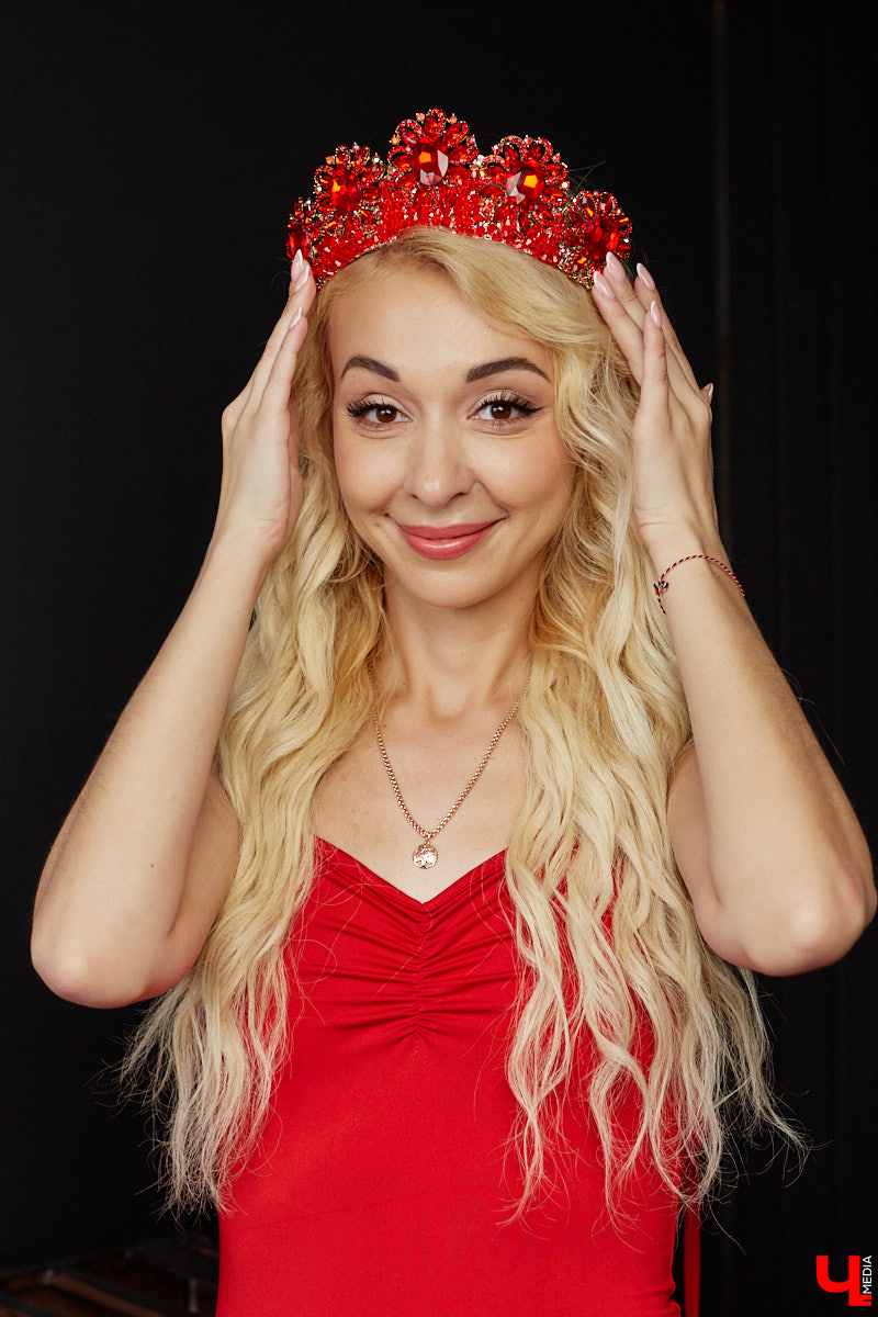 Еще недавно эта милая девушка с обворожительной улыбкой ходила в основном в джинсах и футболках. Молодой маме и начинающей бизнес-леди было не до модных платьев и каблуков. А уж мысли об участии в конкурсе красоты и вовсе не посещали ее голову! Однако настало время перемен. О произошедших с ней метаморфозах «Миссис Гранд Королевы Владимирской области» поведала «Ключ-Медиа».