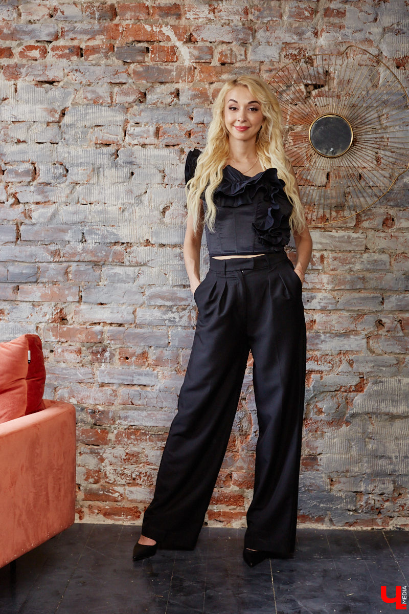 Еще недавно эта милая девушка с обворожительной улыбкой ходила в основном в джинсах и футболках. Молодой маме и начинающей бизнес-леди было не до модных платьев и каблуков. А уж мысли об участии в конкурсе красоты и вовсе не посещали ее голову! Однако настало время перемен. О произошедших с ней метаморфозах «Миссис Гранд Королевы Владимирской области» поведала «Ключ-Медиа».