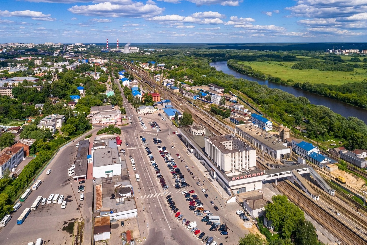 Вокзальная площадь готовится к преображению. Какой она станет, можно судить по официальным рендерам. Однако видение проектировщиков близко не всем. Так, создатель транспортного сообщества Кирилл Дюковский нашел в них спорные моменты, которые разрешил в рамках собственной концепции.
