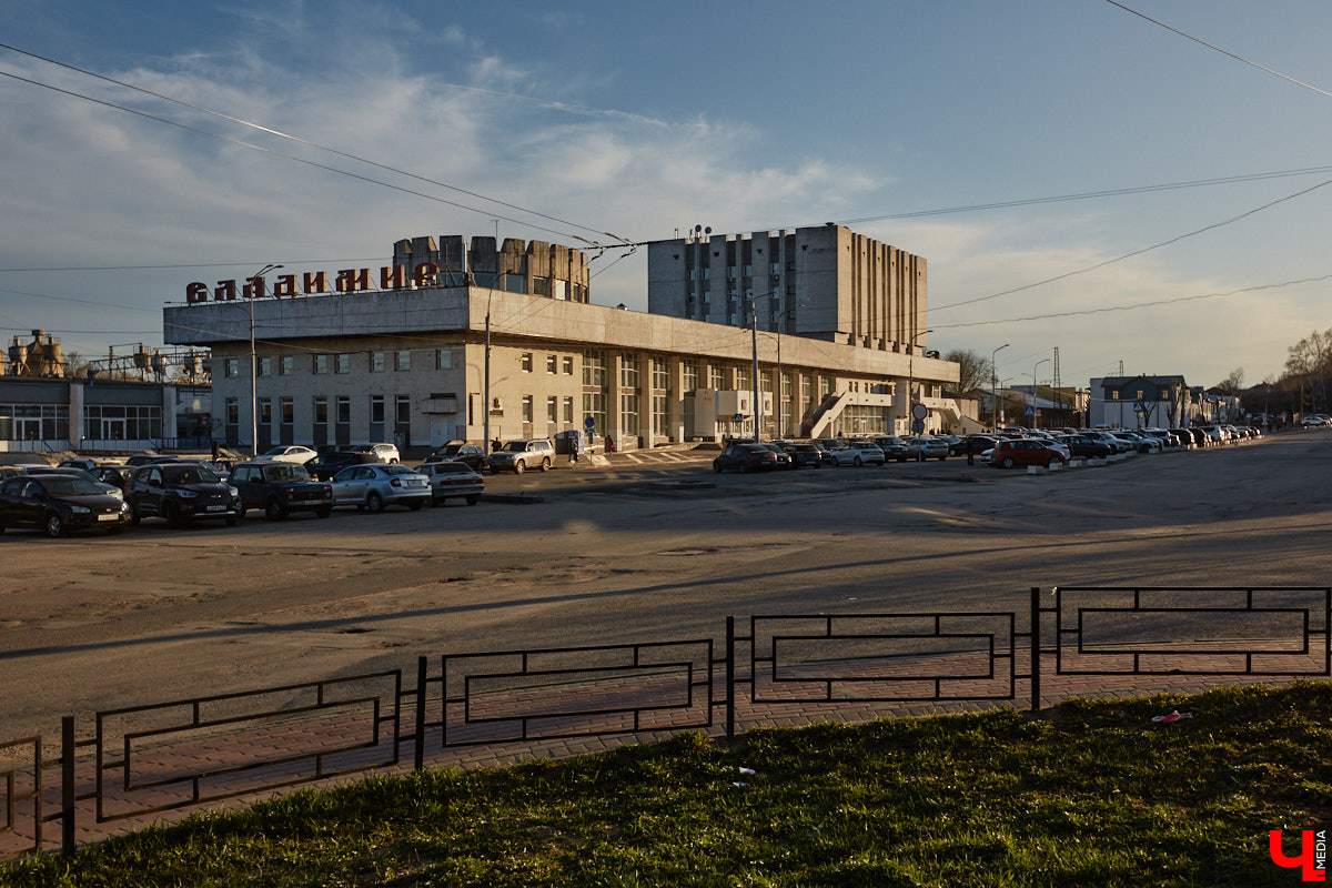 Вокзальная площадь готовится к преображению. Какой она станет, можно судить по официальным рендерам. Однако видение проектировщиков близко не всем. Так, создатель транспортного сообщества Кирилл Дюковский нашел в них спорные моменты, которые разрешил в рамках собственной концепции.