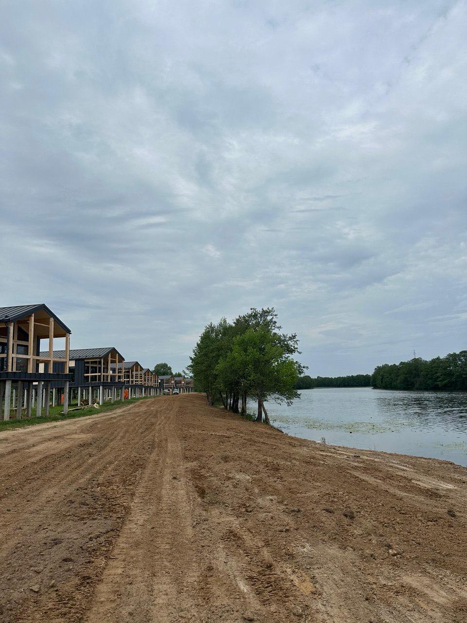 В июне всего в получасе езды от Владимира откроется новый обустроенный пляж. И он обещает стать одним из самых востребованных у любителей отдыха у воды. Чем удивит береговая линия озера Запольское в Камешковском районе и предусмотрен ли свободный доступ на территорию? Обсудили с руководителем проекта благоустройства.