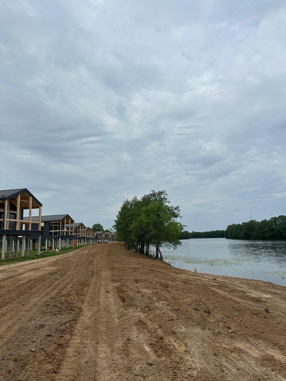 В июне всего в получасе езды от Владимира откроется новый обустроенный пляж. И он обещает стать одним из самых востребованных у любителей отдыха у воды. Чем удивит береговая линия озера Запольское в Камешковском районе и предусмотрен ли свободный доступ на территорию? Обсудили с руководителем проекта благоустройства.