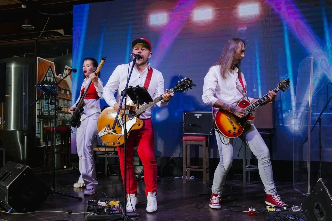 Жителей 33-го региона ждет громкий финал «ВладРока», где пятерка лучших групп устроит музыкальную дуэль за любовь публики. А на природе состоится мощный фестиваль под открытым небом. Лето набирает громкость — не пропусти!