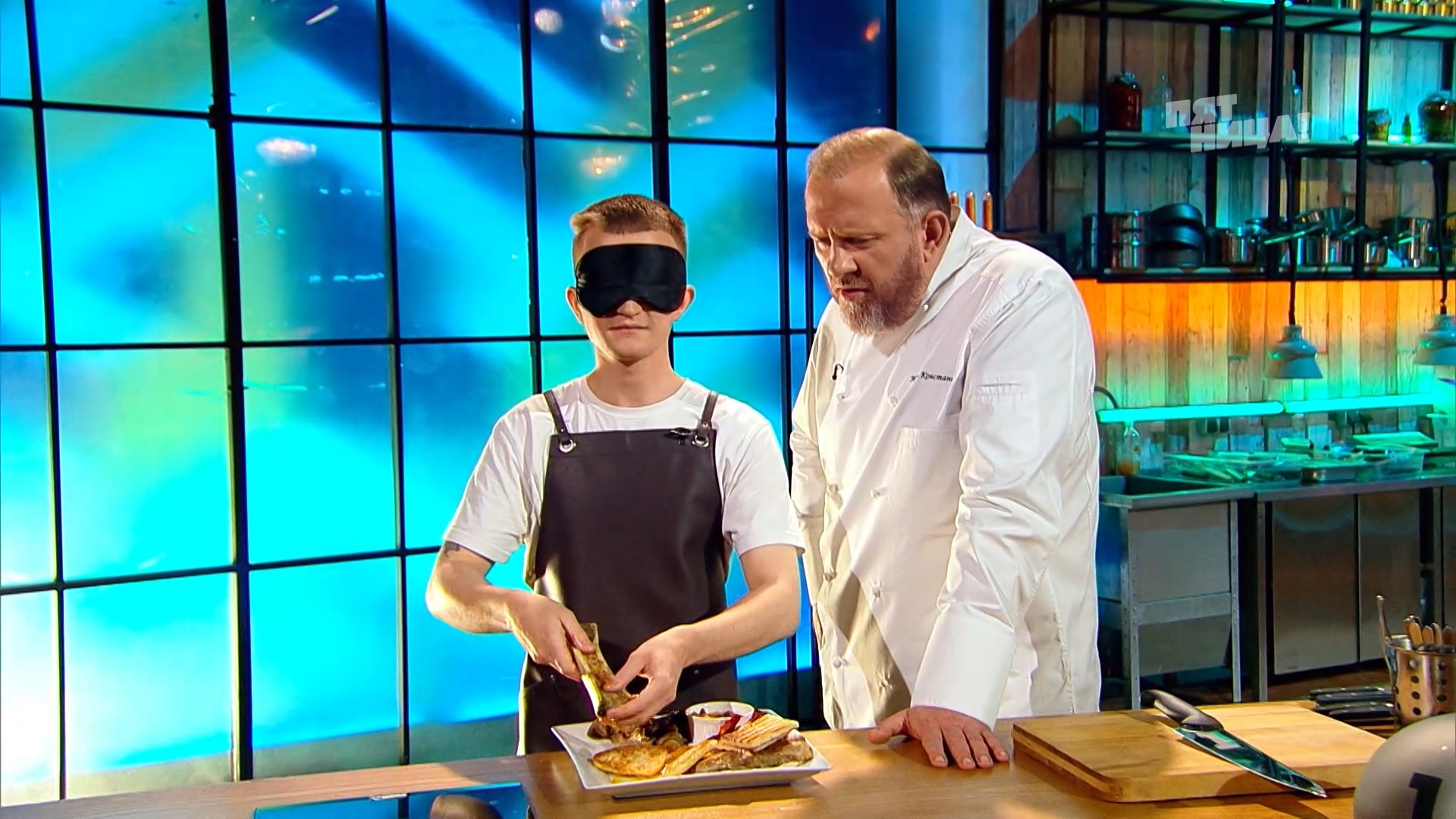 24-летний владимирский повар принял участие в шоу «Молодые ножи». Правда, пройти дальше первого тура юноша не смог: его английский завтрак не впечатлил Константина Ивлева. Почему? Обсудили с героем кулинарной битвы.