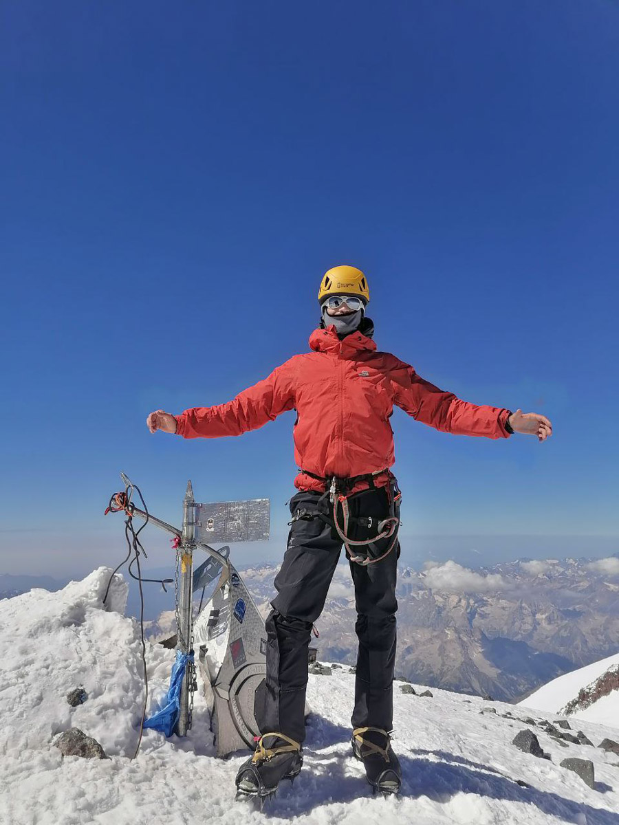 Лето — идеальное время для активного отдыха. В этом уверены на все 100 процентов в фитнес-клубе «Атмосфера». Особенно заманчиво звучит идея подняться на одну из самых известных гор мира — Эльбрус. И такая возможность появится совсем скоро. Поговорили об этом с тренером групповых программ «Атмосферы» Артемом Жуковым.