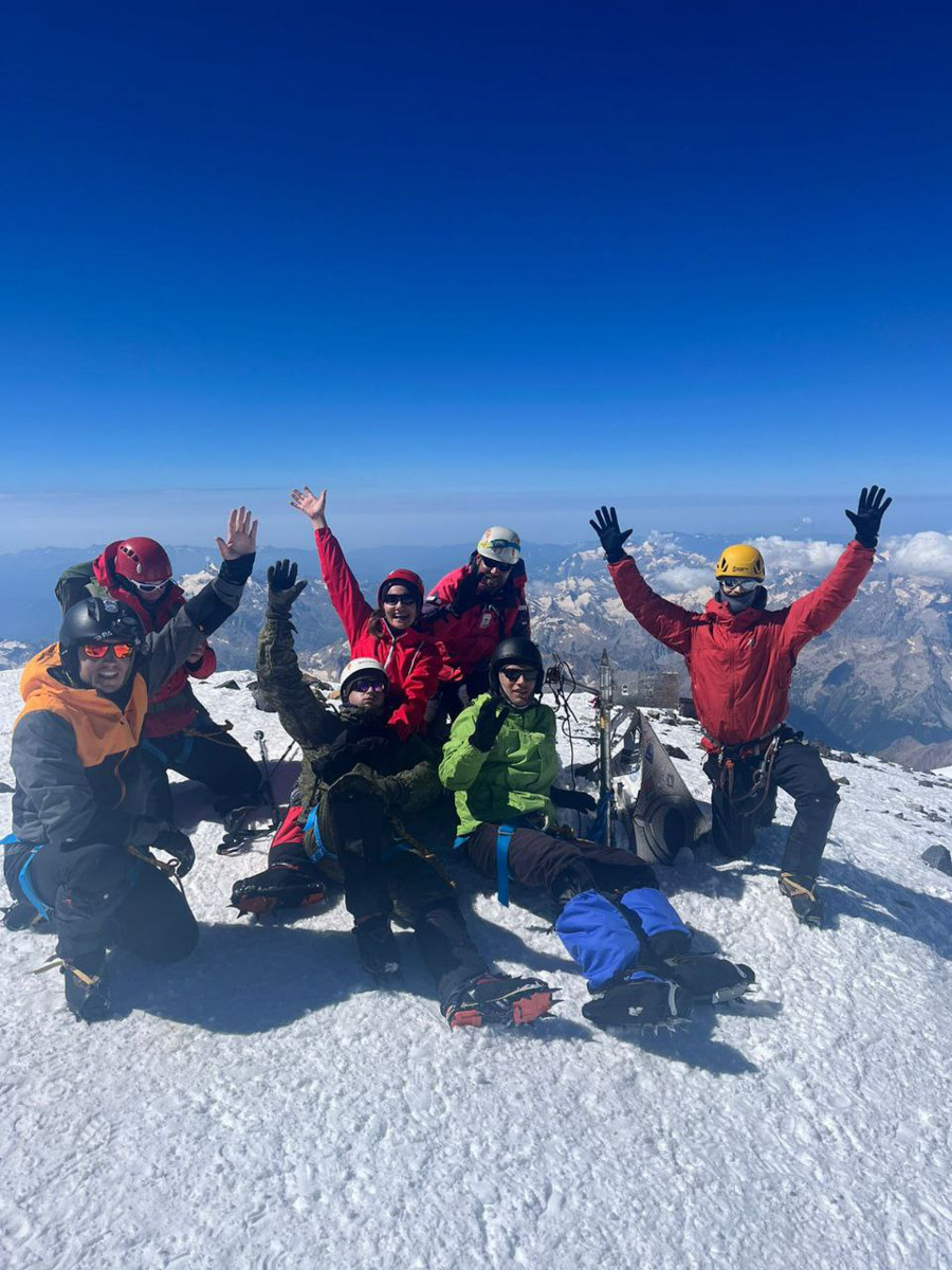 Лето — идеальное время для активного отдыха. В этом уверены на все 100 процентов в фитнес-клубе «Атмосфера». Особенно заманчиво звучит идея подняться на одну из самых известных гор мира — Эльбрус. И такая возможность появится совсем скоро. Поговорили об этом с тренером групповых программ «Атмосферы» Артемом Жуковым.