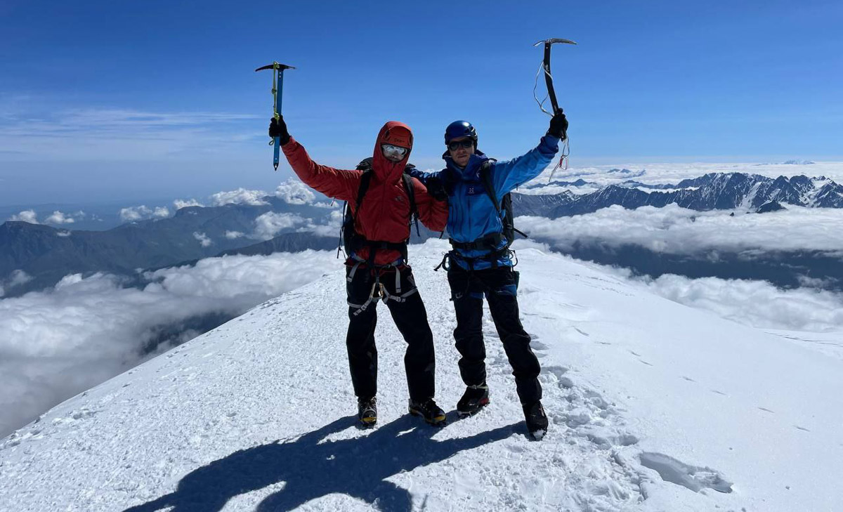 Лето — идеальное время для активного отдыха. В этом уверены на все 100 процентов в фитнес-клубе «Атмосфера». Особенно заманчиво звучит идея подняться на одну из самых известных гор мира — Эльбрус. И такая возможность появится совсем скоро. Поговорили об этом с тренером групповых программ «Атмосферы» Артемом Жуковым.