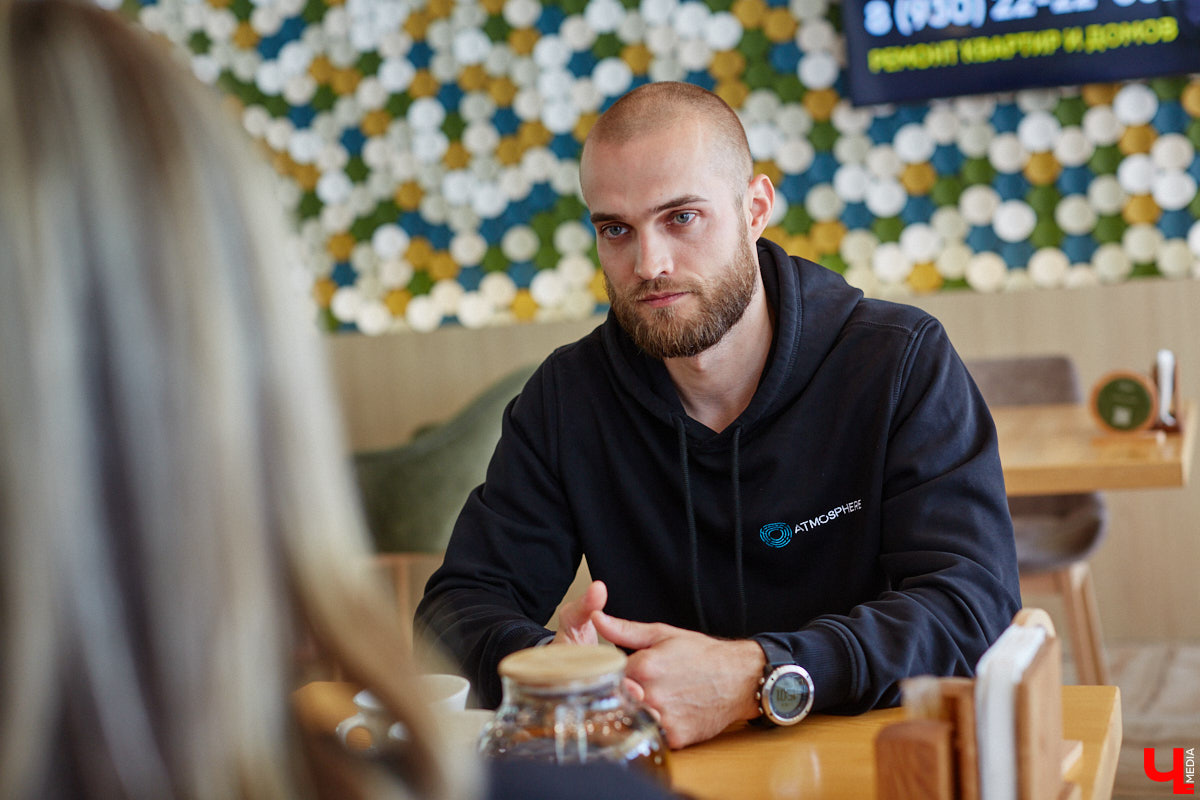 Лето — идеальное время для активного отдыха. В этом уверены на все 100 процентов в фитнес-клубе «Атмосфера». Особенно заманчиво звучит идея подняться на одну из самых известных гор мира — Эльбрус. И такая возможность появится совсем скоро. Поговорили об этом с тренером групповых программ «Атмосферы» Артемом Жуковым.