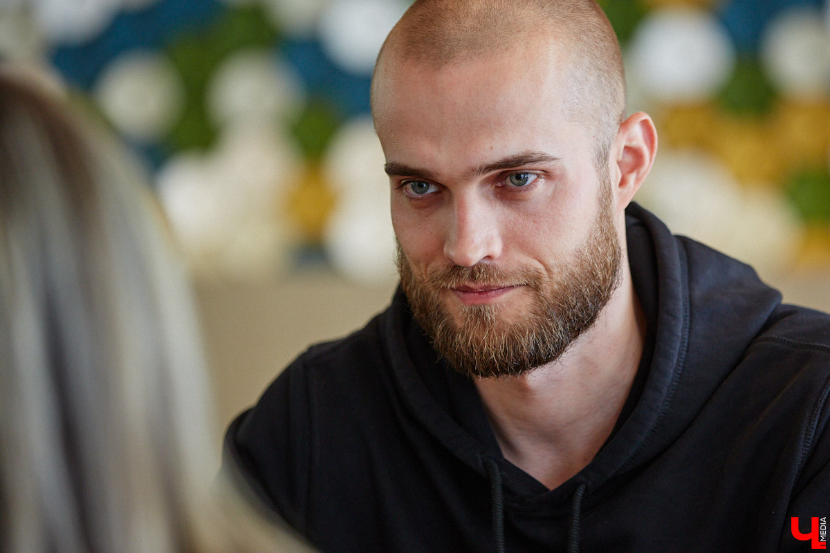 Лето — идеальное время для активного отдыха. В этом уверены на все 100 процентов в фитнес-клубе «Атмосфера». Особенно заманчиво звучит идея подняться на одну из самых известных гор мира — Эльбрус. И такая возможность появится совсем скоро. Поговорили об этом с тренером групповых программ «Атмосферы» Артемом Жуковым.