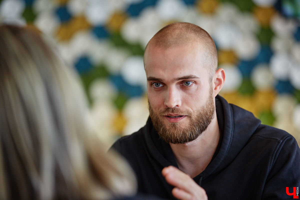 Лето — идеальное время для активного отдыха. В этом уверены на все 100 процентов в фитнес-клубе «Атмосфера». Особенно заманчиво звучит идея подняться на одну из самых известных гор мира — Эльбрус. И такая возможность появится совсем скоро. Поговорили об этом с тренером групповых программ «Атмосферы» Артемом Жуковым.