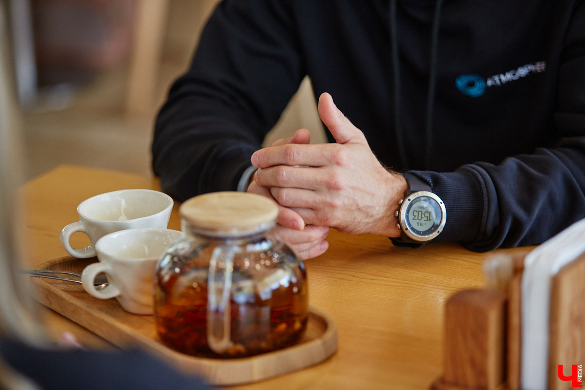 Лето — идеальное время для активного отдыха. В этом уверены на все 100 процентов в фитнес-клубе «Атмосфера». Особенно заманчиво звучит идея подняться на одну из самых известных гор мира — Эльбрус. И такая возможность появится совсем скоро. Поговорили об этом с тренером групповых программ «Атмосферы» Артемом Жуковым.