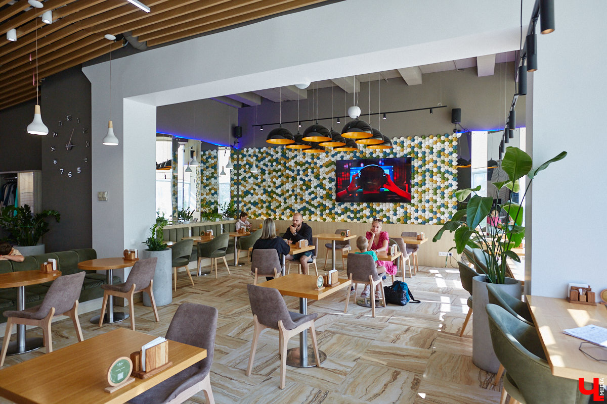 Лето — идеальное время для активного отдыха. В этом уверены на все 100 процентов в фитнес-клубе «Атмосфера». Особенно заманчиво звучит идея подняться на одну из самых известных гор мира — Эльбрус. И такая возможность появится совсем скоро. Поговорили об этом с тренером групповых программ «Атмосферы» Артемом Жуковым.