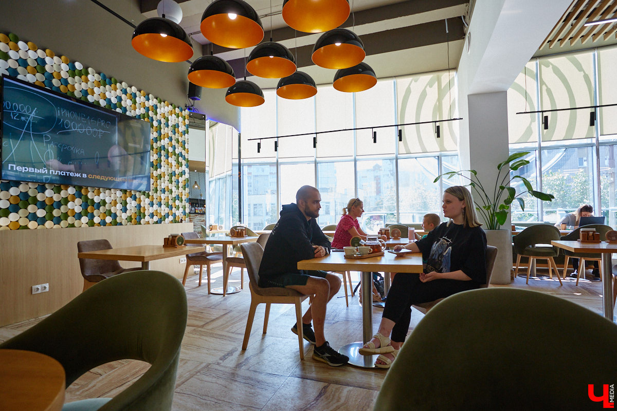 Лето — идеальное время для активного отдыха. В этом уверены на все 100 процентов в фитнес-клубе «Атмосфера». Особенно заманчиво звучит идея подняться на одну из самых известных гор мира — Эльбрус. И такая возможность появится совсем скоро. Поговорили об этом с тренером групповых программ «Атмосферы» Артемом Жуковым.